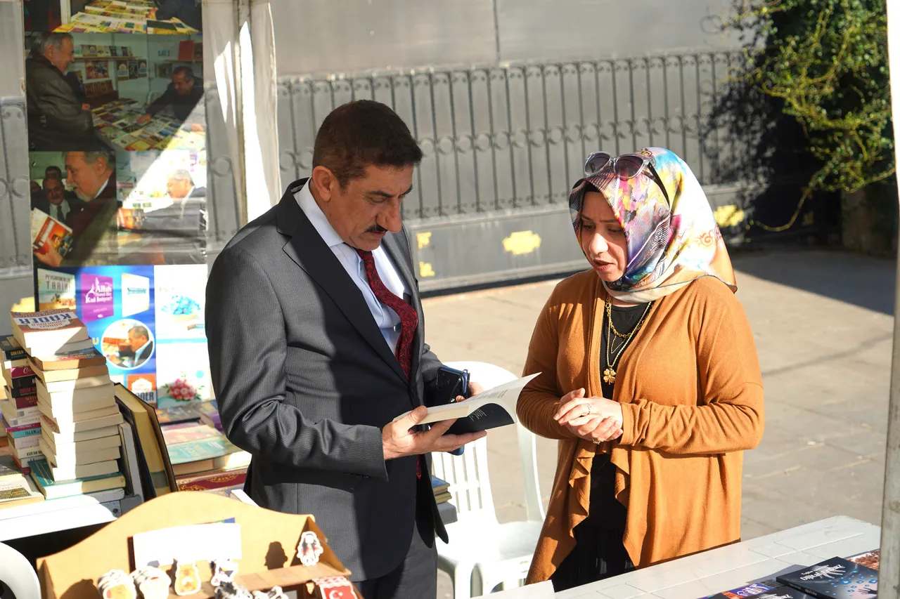 Kilis 7 Aralık Üniversitesi Rektörü Akman, Kilis Kitap Fuarı’nda kitapseverlerle buluştu