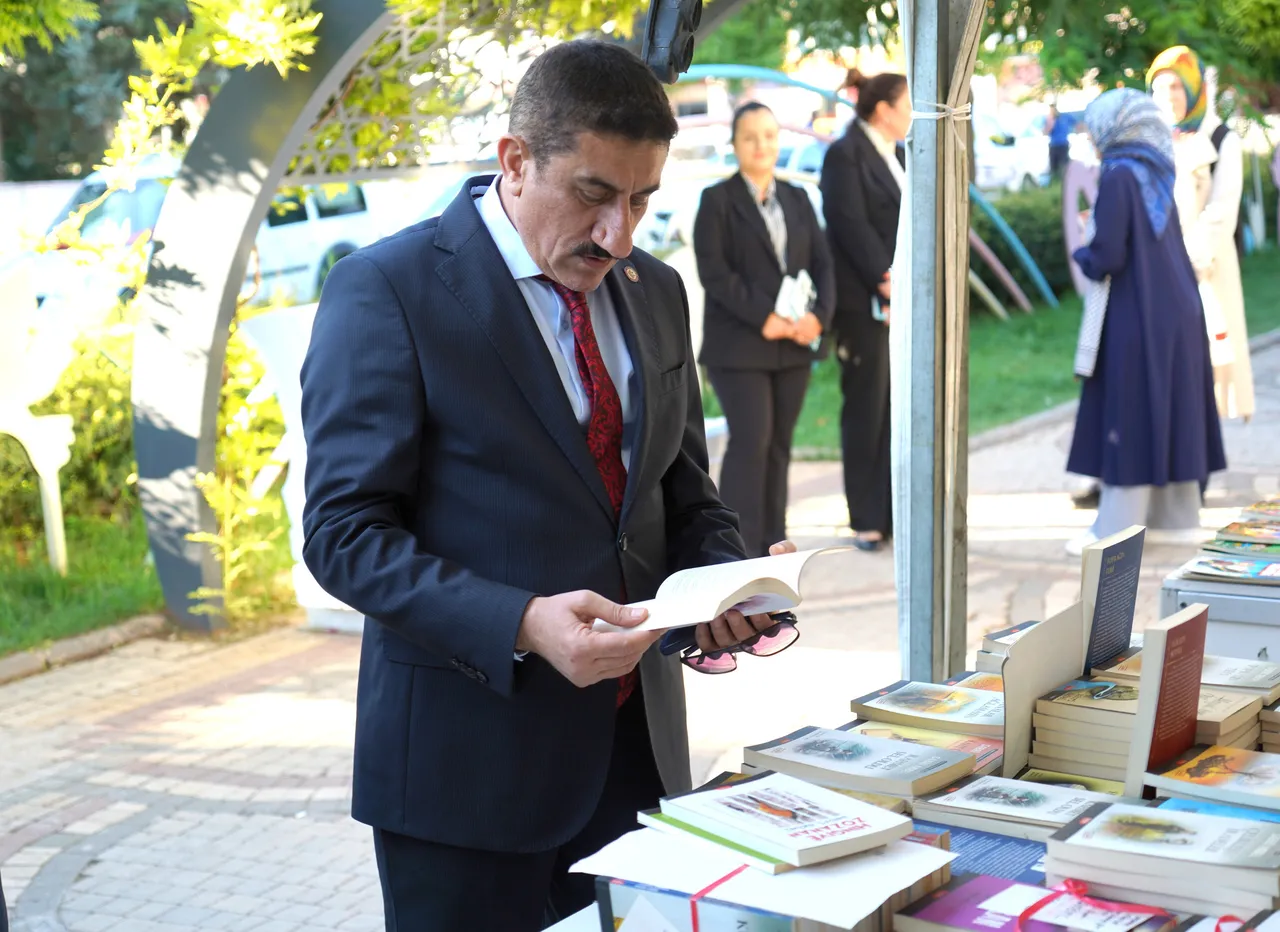 Kilis 7 Aralık Üniversitesi Rektörü Akman, Kilis Kitap Fuarı’nda kitapseverlerle buluştu