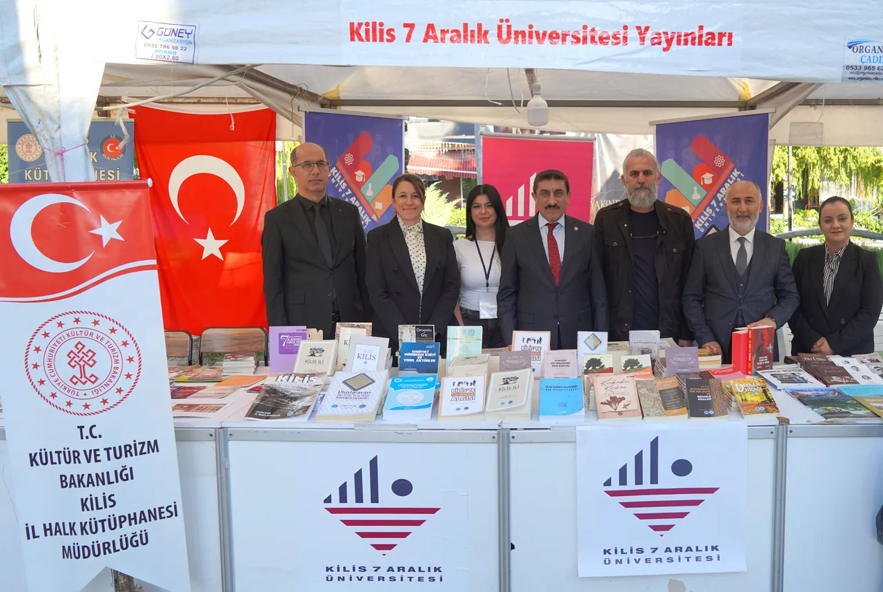 Kilis 7 Aralık Üniversitesi Rektörü Akman, Kilis Kitap Fuarı’nda kitapseverlerle buluştu
