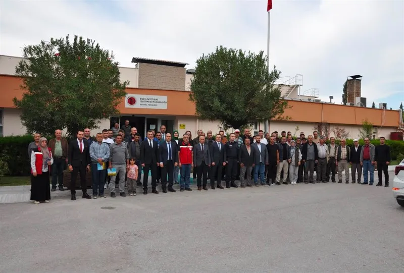 Kaymakam Koç, TKİ’nin Kurumsal Sosyal Sorumluluk Projesi Kapsamında Düzenlenen Gübre Dağıtım programına katıldı