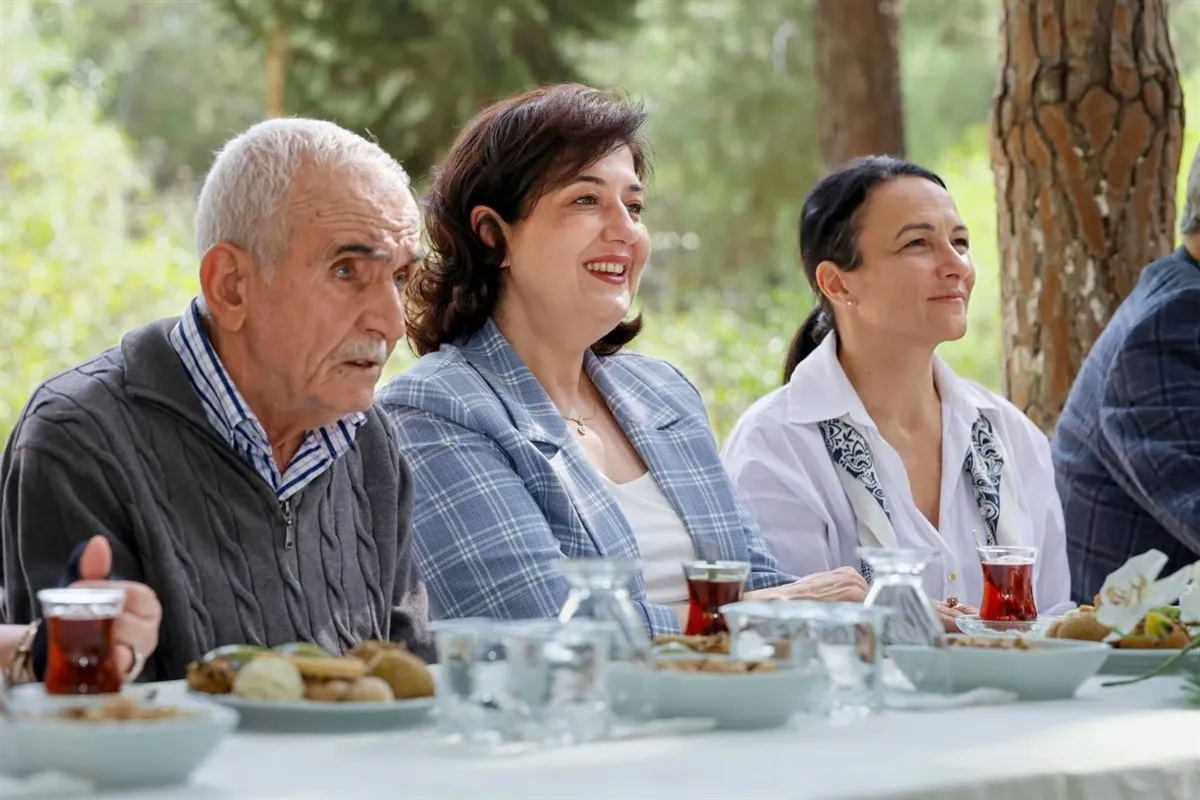 Süreyya Yavuz Hanımefendi Uluslararası Adana Lezzet Festivali öncesinde huzurevi sakinleriyle bir araya geldi