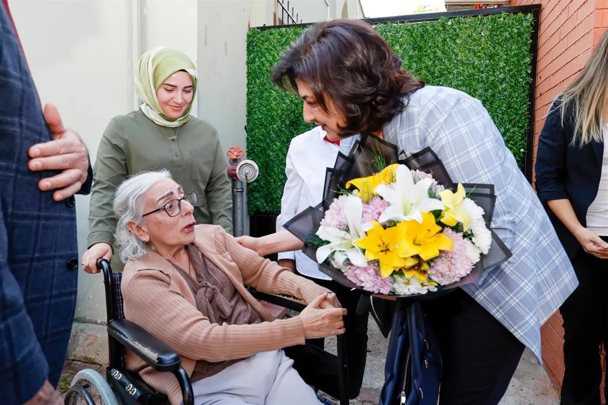 Süreyya Yavuz Hanımefendi Uluslararası Adana Lezzet Festivali öncesinde huzurevi sakinleriyle bir araya geldi