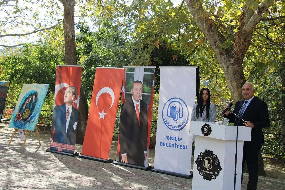 İskilip Kaymakamı Polat, “Bir Renk, Bir İz” sanat çalıştayı ve sergi programına katıldı