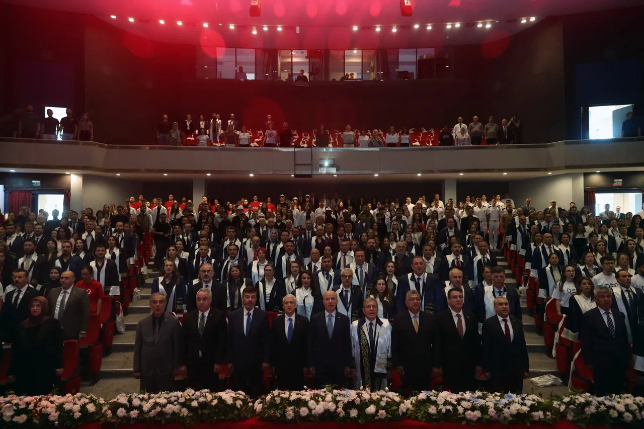 Adnan Menderes Üniversitesi Rektörü, Dokuz Eylül Üniversitesinin 2026-2027 Akademik Yılı açılış törenine katıldı