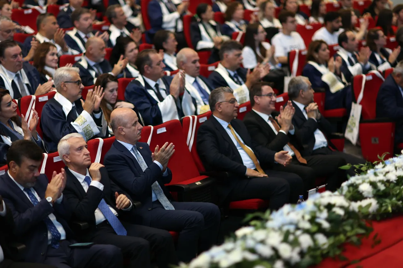 Adnan Menderes Üniversitesi Rektörü, Dokuz Eylül Üniversitesinin 2026-2027 Akademik Yılı açılış törenine katıldı