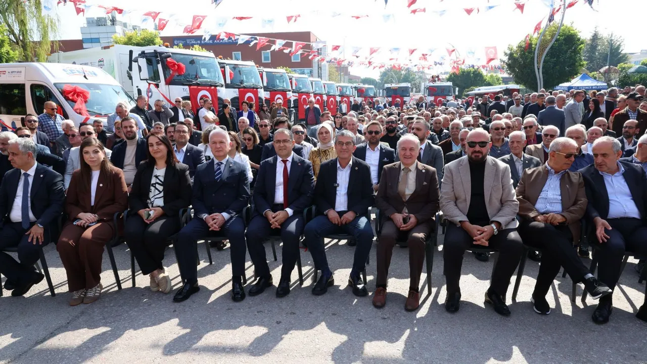 Derince Belediyesi 14 yeni hizmet aracını tanıttı