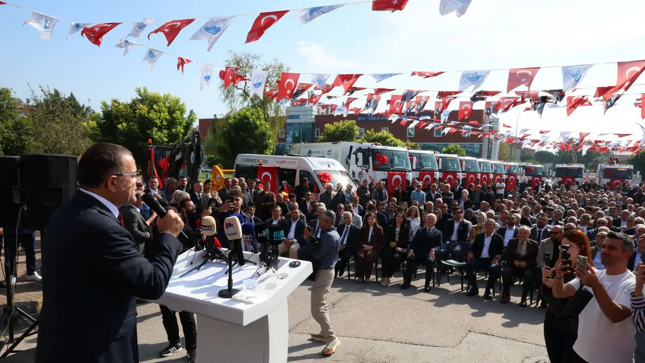 Derince Belediyesi 14 yeni hizmet aracını tanıttı