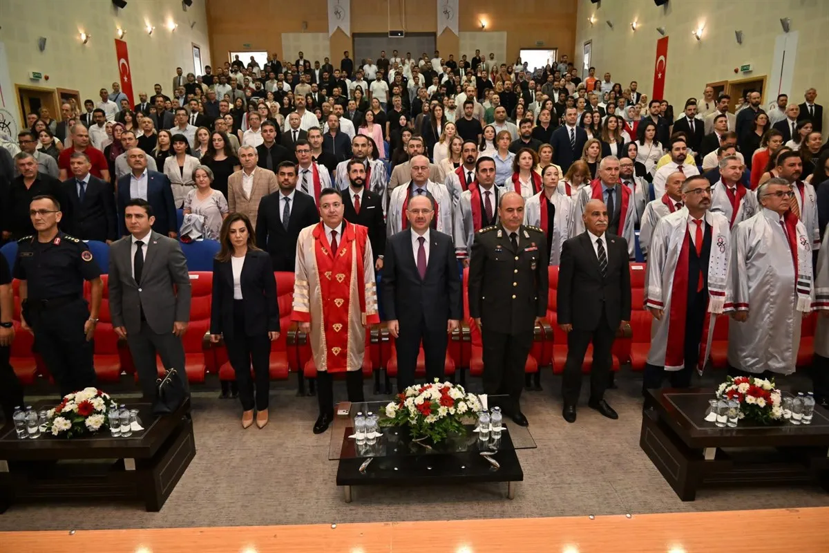 Osmaniye Korkut Ata Üniversitesinde 2026-2027 Akademik Yılı açılış ve Biniş Giyme töreni gerçekleştirildi