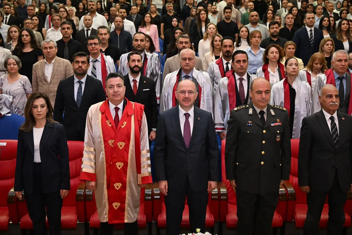 Osmaniye Korkut Ata Üniversitesinde 2026-2027 Akademik Yılı açılış ve Biniş Giyme töreni gerçekleştirildi