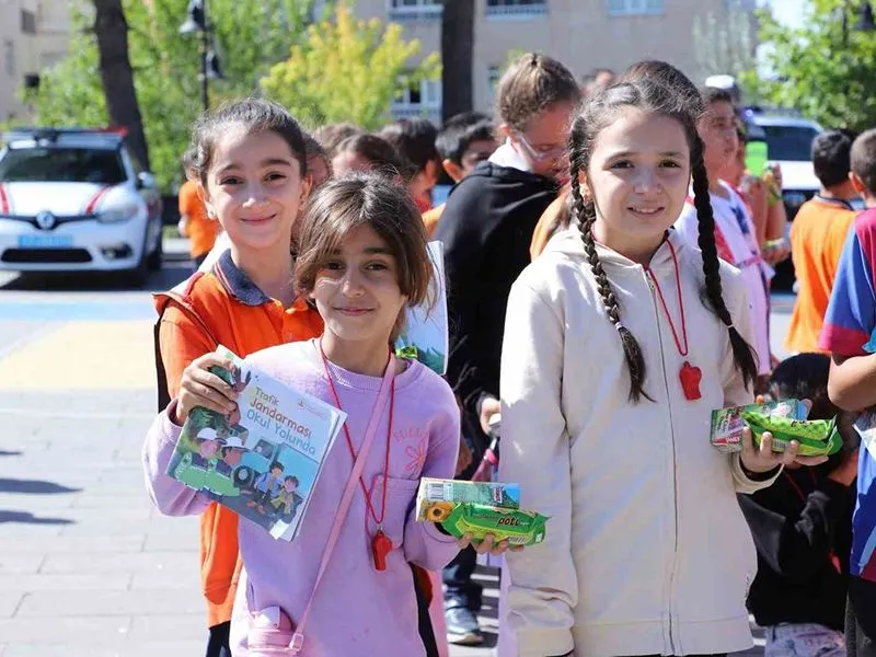 Mardin'de Jandarma, mobil trafik eğitim aracıyla çocuklara kuralları anlattı
