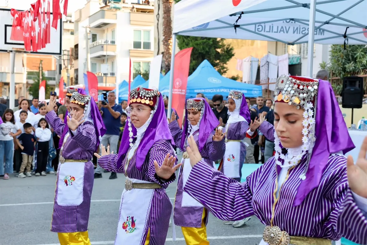 “Her Mahalle Bir Mersin” programının ikincisi, Mersin Valisi Toros’un Katılımıyla Akdeniz ilçesi Şevket Sümer Mahallesi’nde gerçekleştirildi