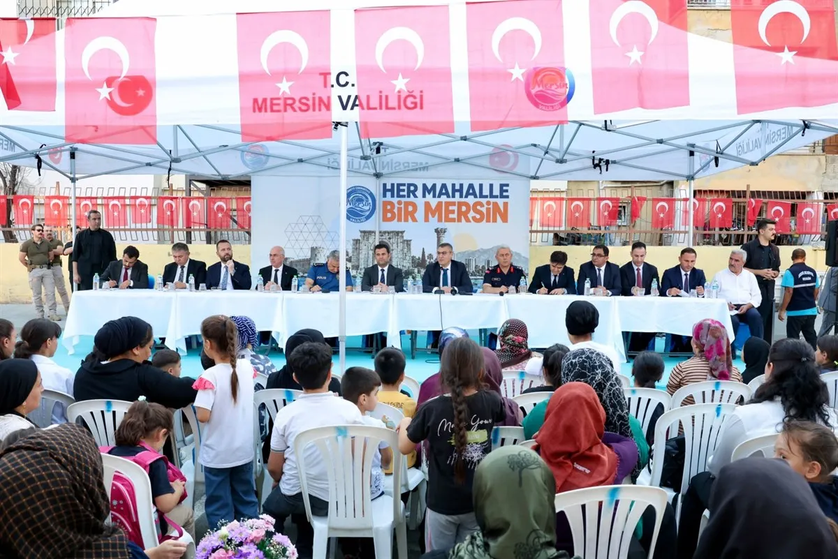 “Her Mahalle Bir Mersin” programının ikincisi, Mersin Valisi Toros’un Katılımıyla Akdeniz ilçesi Şevket Sümer Mahallesi’nde gerçekleştirildi