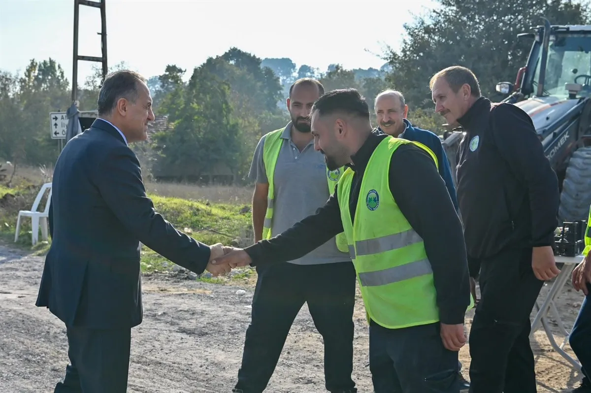 Yalova Valisi Ahmet Hamdi Usta Çiftlikköy–Altınova Grup Yolu iyileştirme çalışmalarını yerinde inceledi