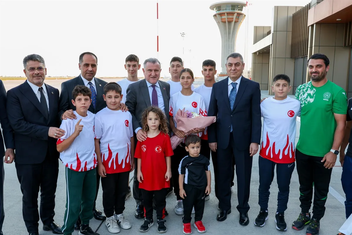 Mersin Valisi Toros, Gençlik ve Spor Bakanı Bak’ı heyeti çukurova uluslararası Havalimanı’nda karşıladı