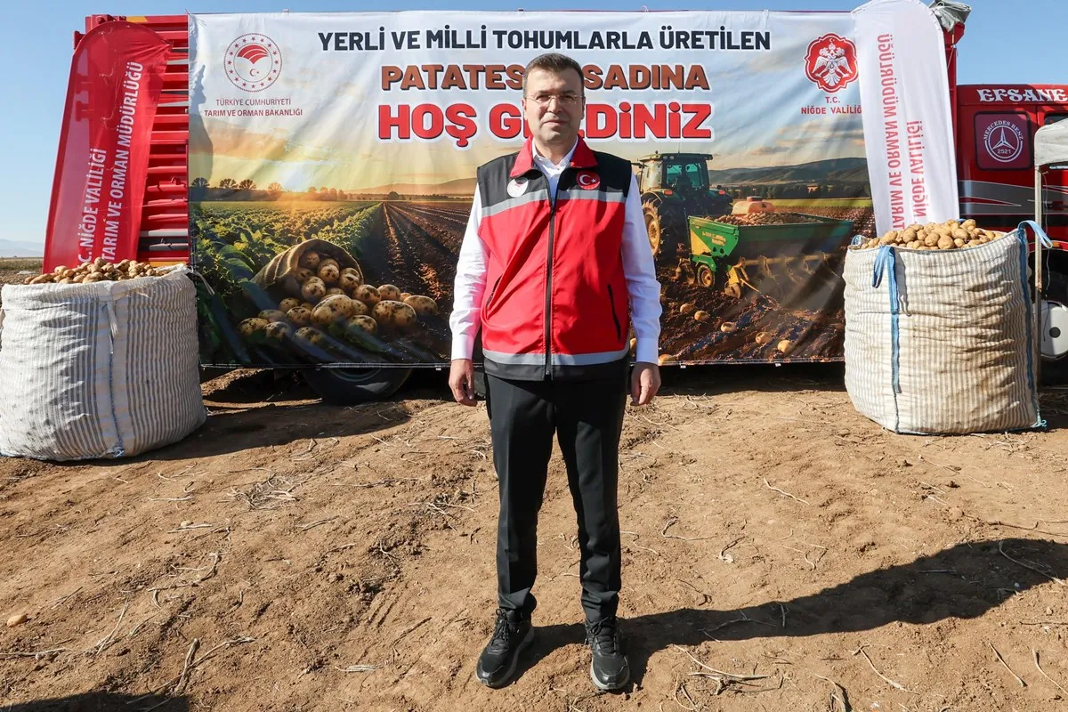 Niğde Valisi Nedim Akmeşe Konaklı beldesinde yerli ve milli patates hasadına katıldı