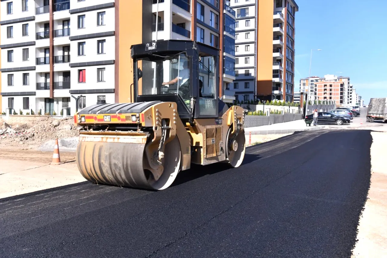 Üstyapı çalışmaları devam ediyor