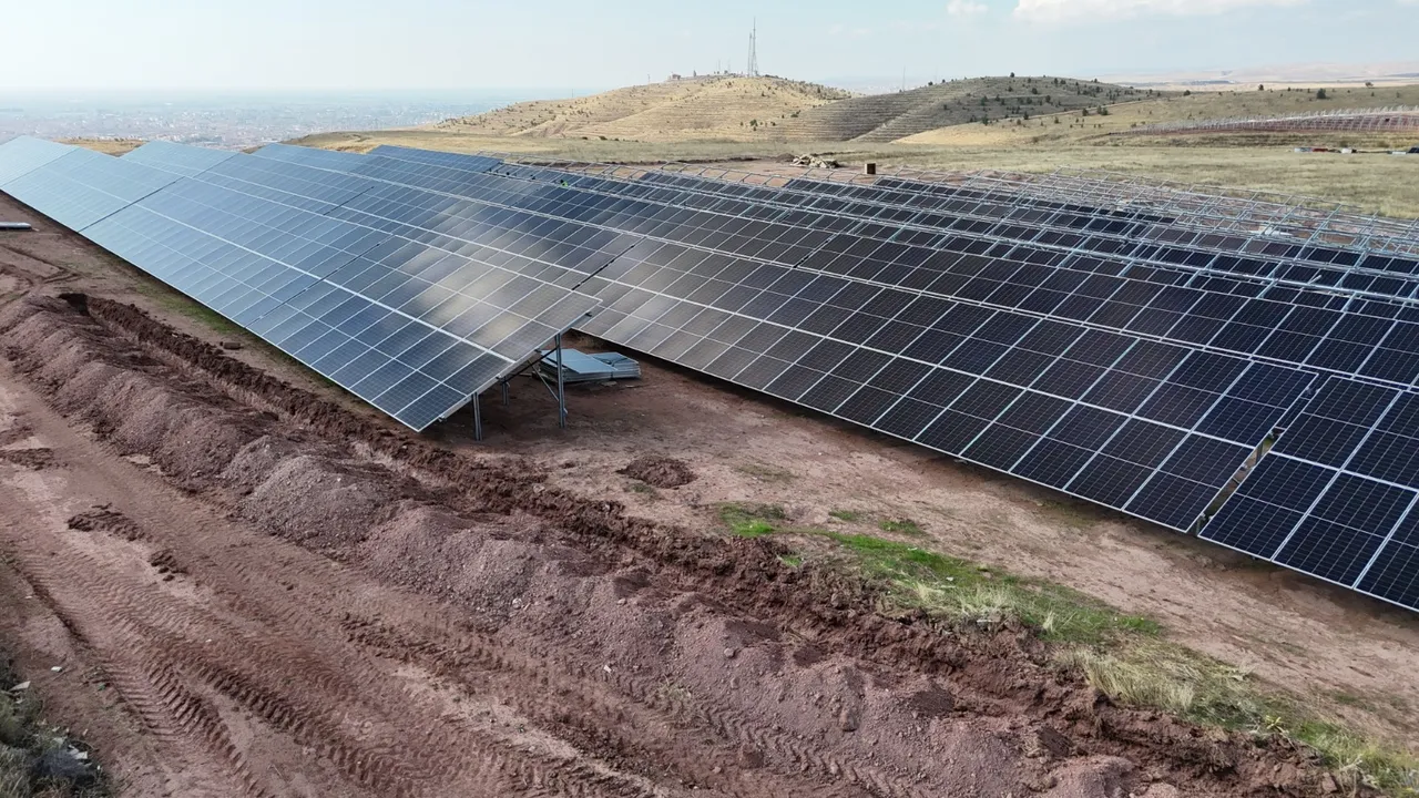 Kılıçaslan Tepesi’nde 3 MW’lık GES projesinde panel montajları başladı