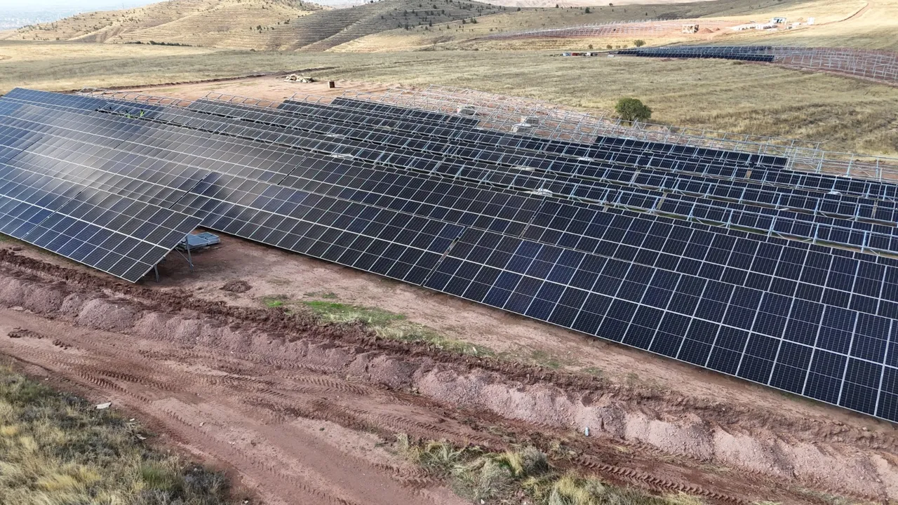 Kılıçaslan Tepesi’nde 3 MW’lık GES projesinde panel montajları başladı