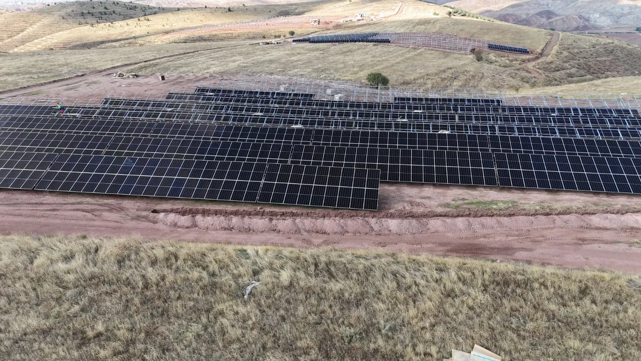 Kılıçaslan Tepesi’nde 3 MW’lık GES projesinde panel montajları başladı