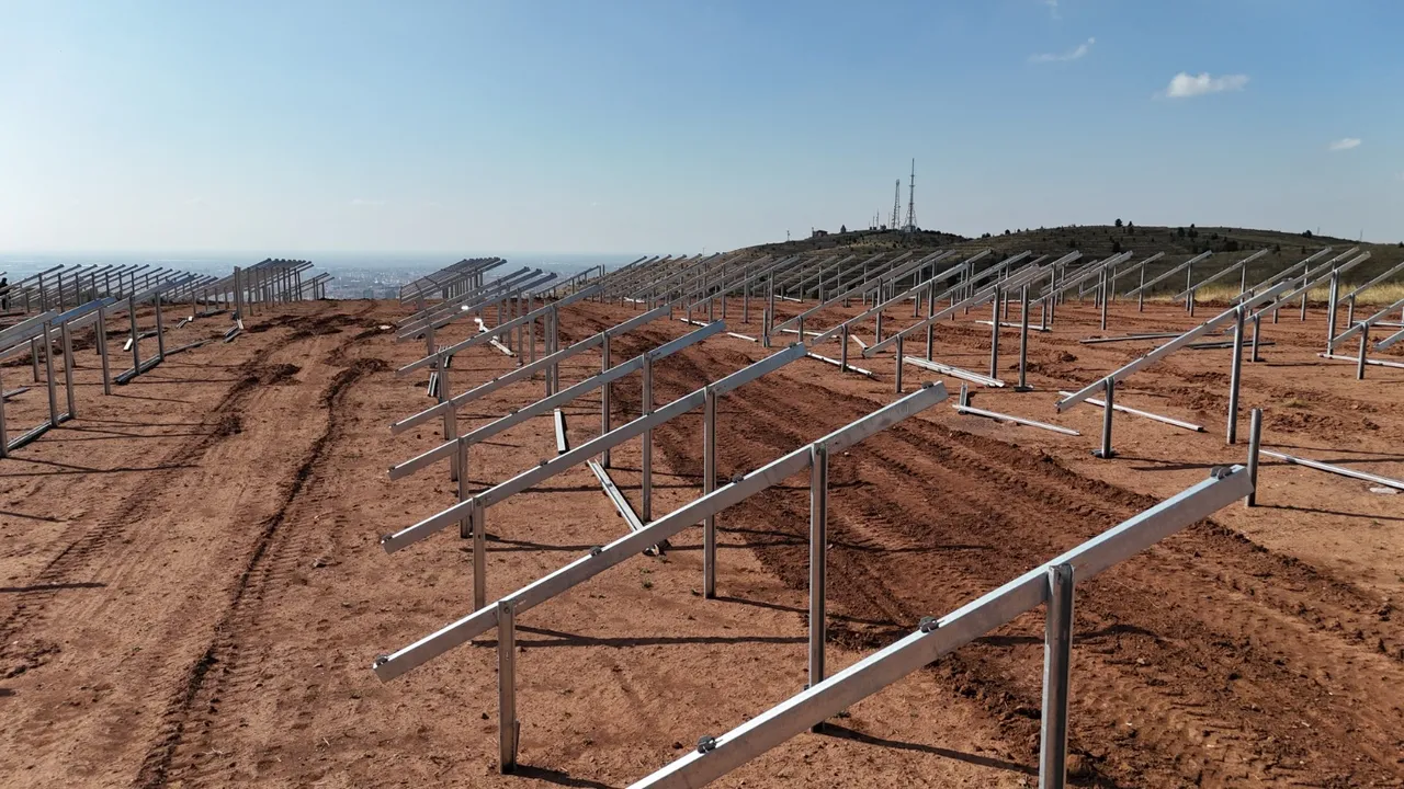 Kılıçaslan Tepesi’nde 3 MW’lık GES projesinde panel montajları başladı