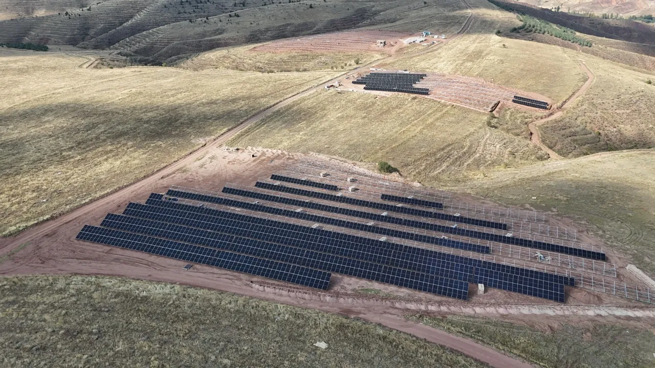 Kılıçaslan Tepesi’nde 3 MW’lık GES projesinde panel montajları başladı