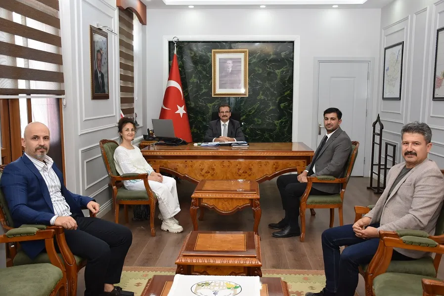Hürriyetçi Eğitim Sen’den Salihli Kaymakamına ziyaret