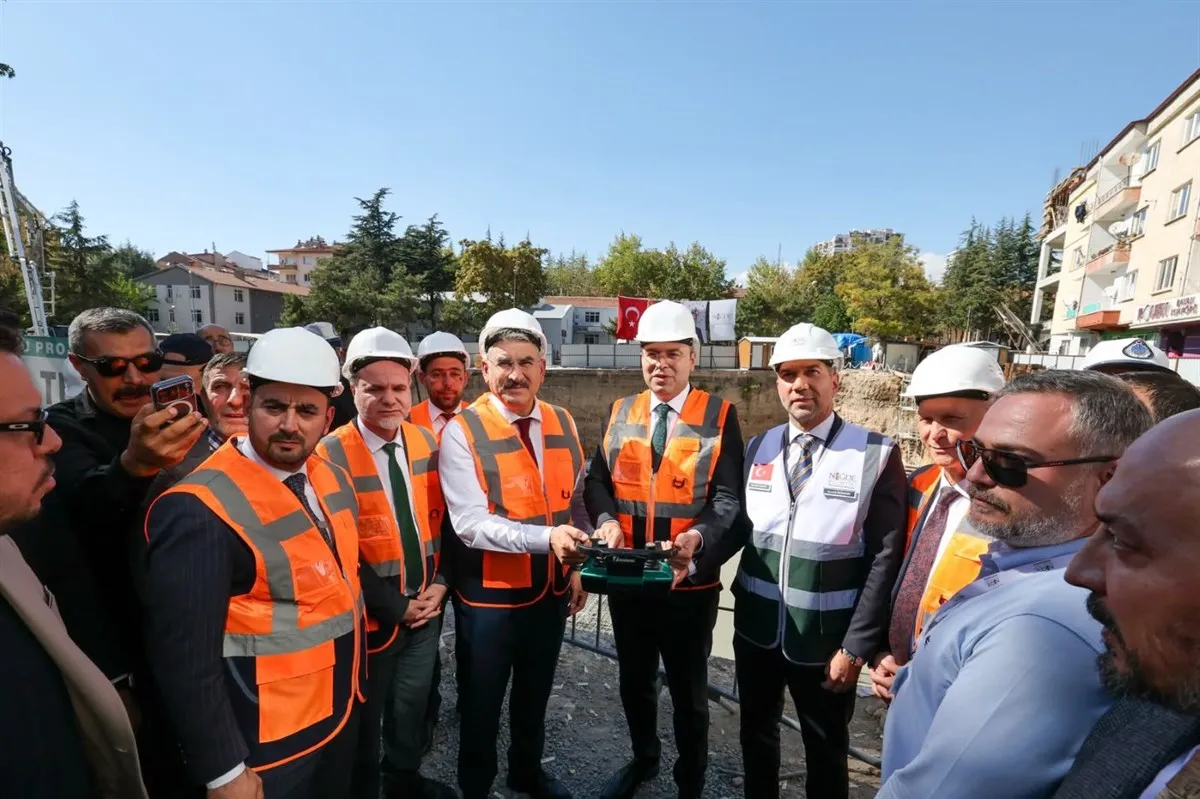 Niğde Valisi Nedim Akmeşe Dışarı Cami Otoparkı ve peyzaj Projesi temel atma törenine katıldı