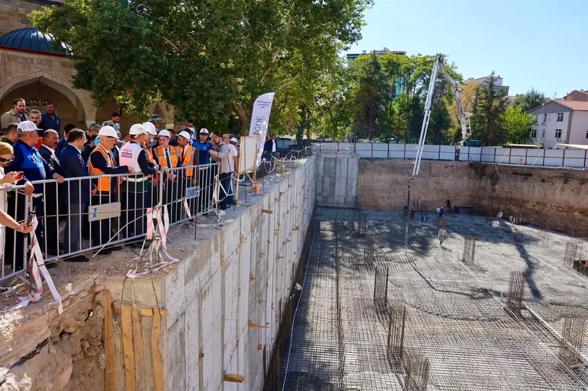 Niğde Valisi Nedim Akmeşe Dışarı Cami Otoparkı ve peyzaj Projesi temel atma törenine katıldı