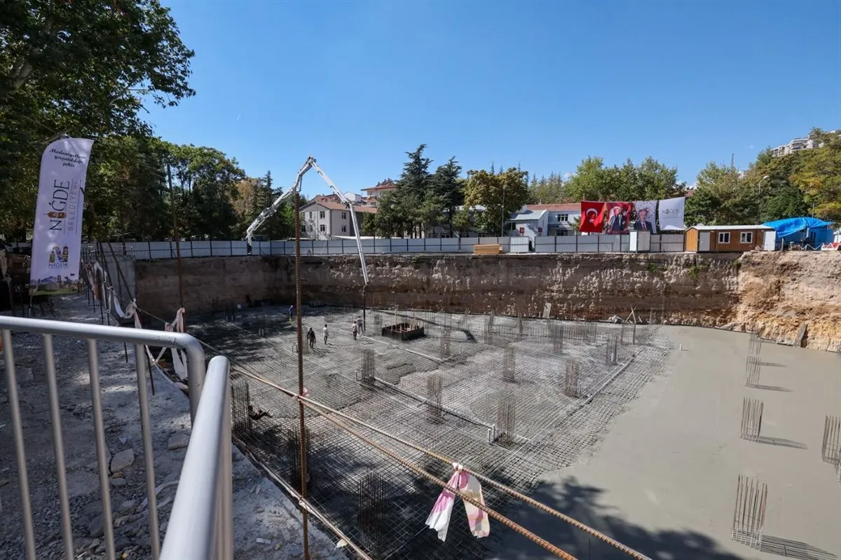 Niğde Valisi Nedim Akmeşe Dışarı Cami Otoparkı ve peyzaj Projesi temel atma törenine katıldı