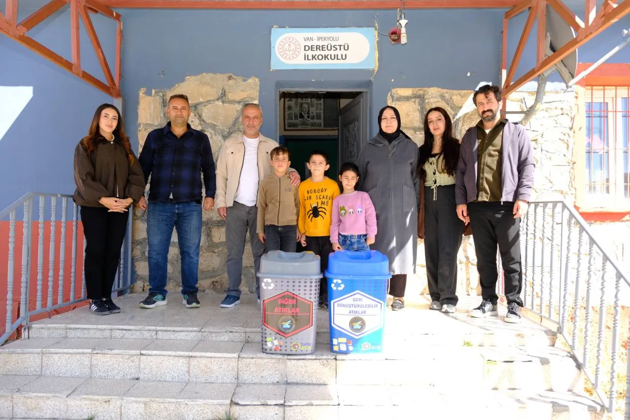 Erçek’teki köy okullarına geri dönüşüm kutuları bırakıldı