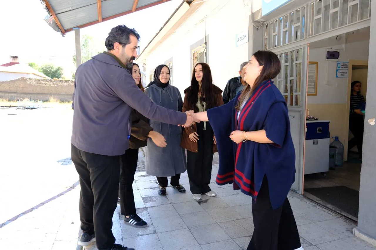 Erçek’teki köy okullarına geri dönüşüm kutuları bırakıldı