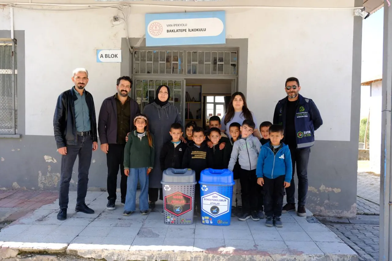 Erçek’teki köy okullarına geri dönüşüm kutuları bırakıldı