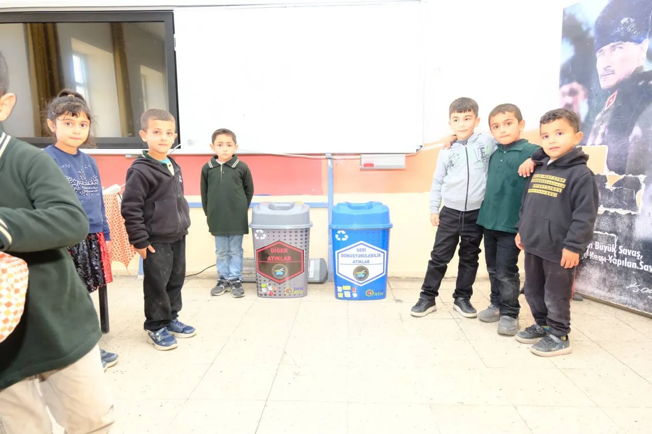 Erçek’teki köy okullarına geri dönüşüm kutuları bırakıldı