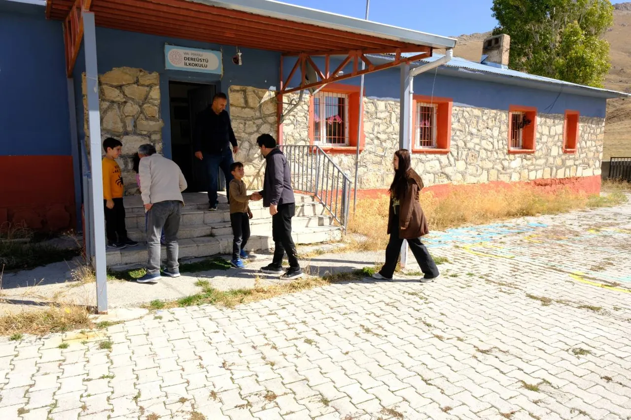 Erçek’teki köy okullarına geri dönüşüm kutuları bırakıldı