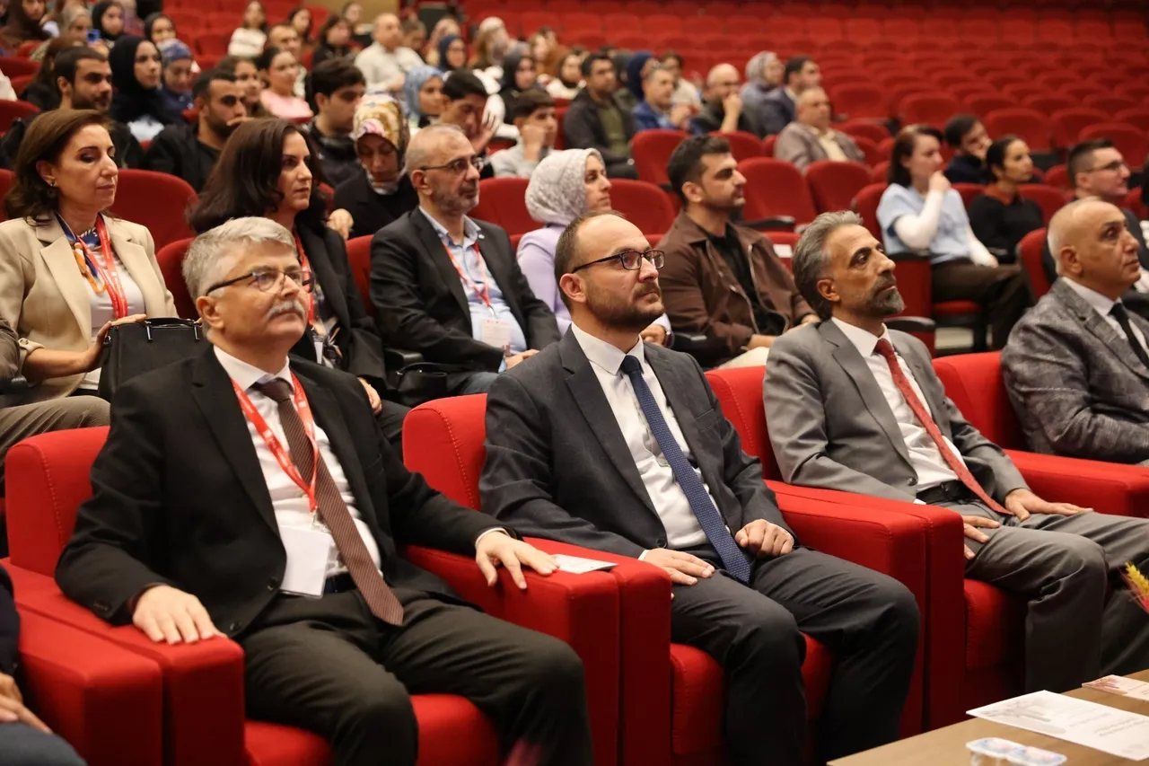 Bitlis Eren Üniversitesi Rektör Yardımcısı Yılmaz, Ahlatşahlar Sempozyumu’na katıldı