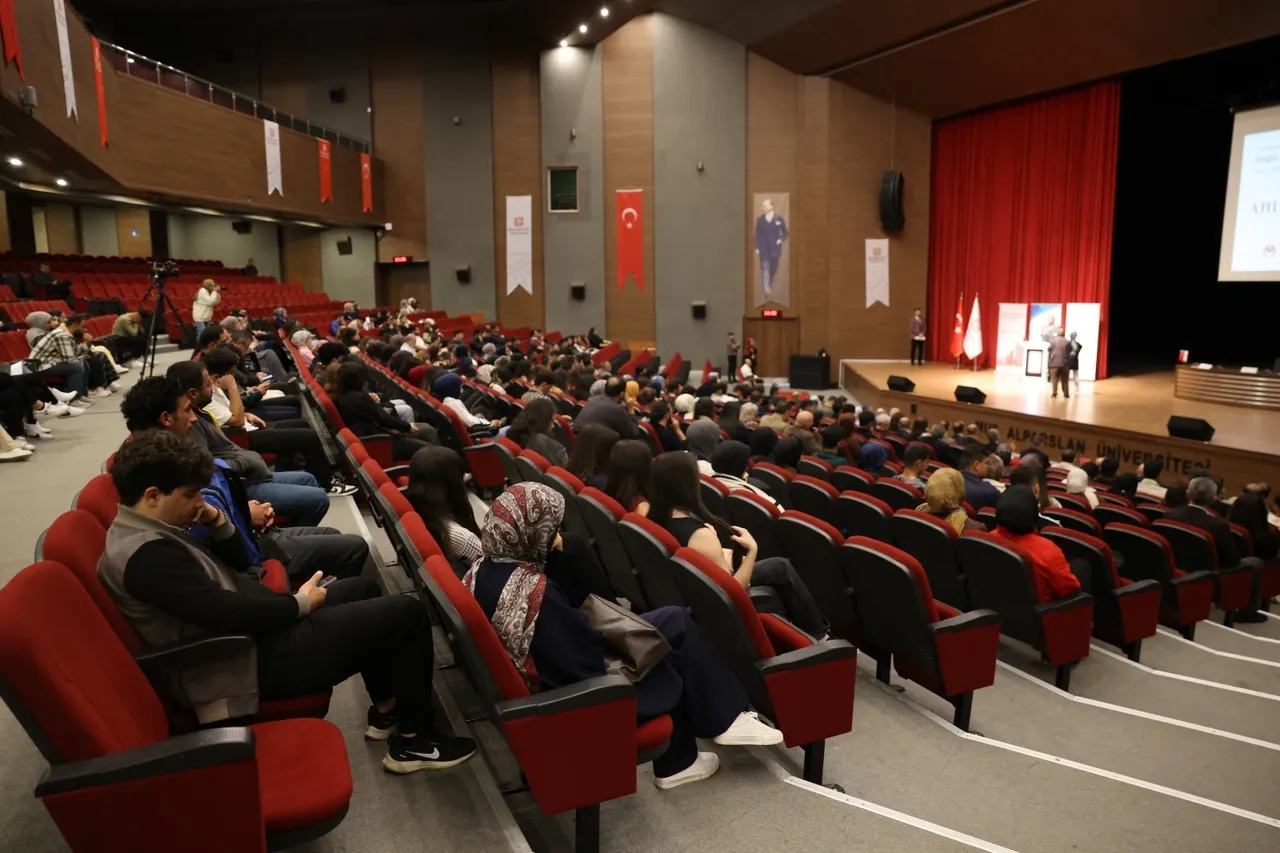 Bitlis Eren Üniversitesi Rektör Yardımcısı Yılmaz, Ahlatşahlar Sempozyumu’na katıldı