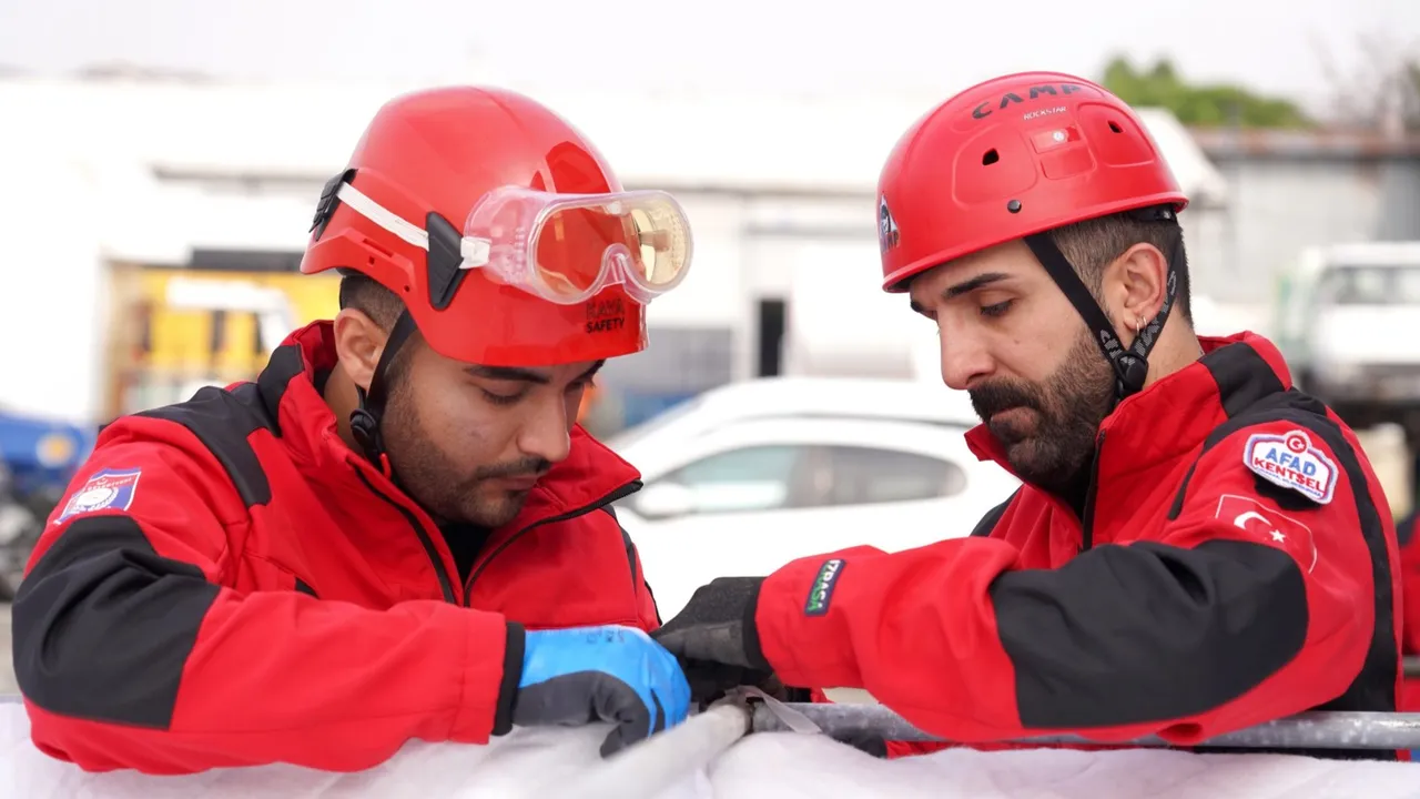 Arama kurtarma ekibi tatbikatlarla afetlere hazırlanıyor
