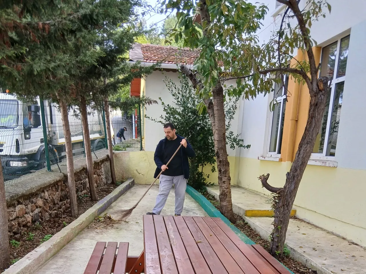 Ekipler sahada temizlik çalışmalarını aralıksız südürüyor