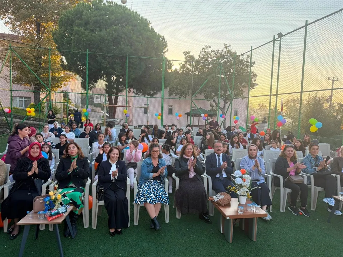 Karamürsel Kaymakamı İnan ve eşi Sedef İnan dünya kız çocukları etkinliğine katıldı