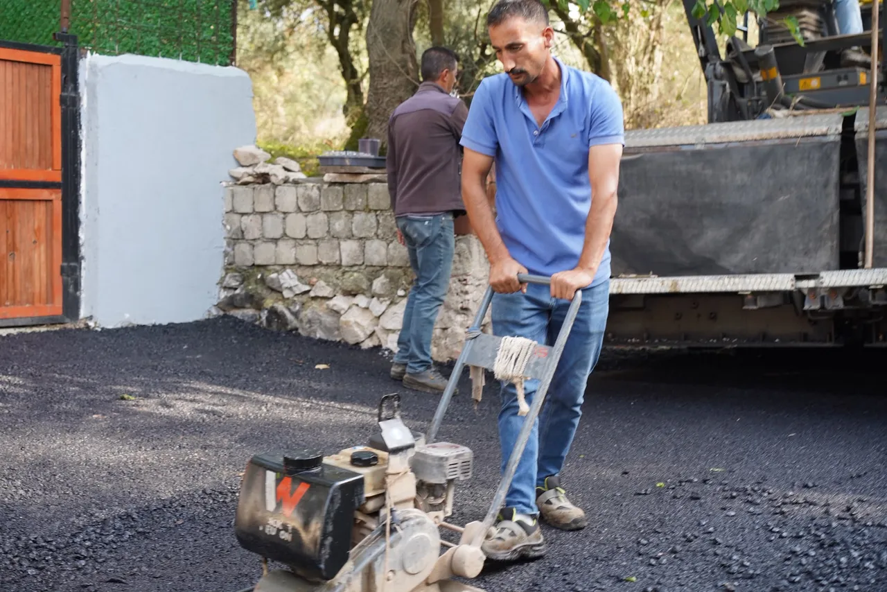 Orhangazi Belediyesinden eski hastane yolunda asfalt yenileme mesaisi