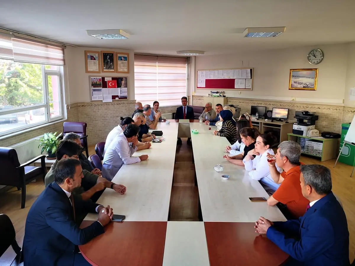 Bucak Kaymakamı can Kazım Kuruca, Mehmet Cadıl Anadolu Lisesini ziyaret ederek, simit ikramı programına katıldı