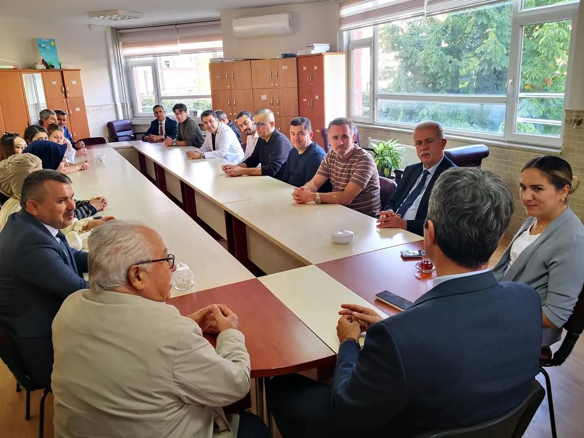 Bucak Kaymakamı can Kazım Kuruca, Mehmet Cadıl Anadolu Lisesini ziyaret ederek, simit ikramı programına katıldı