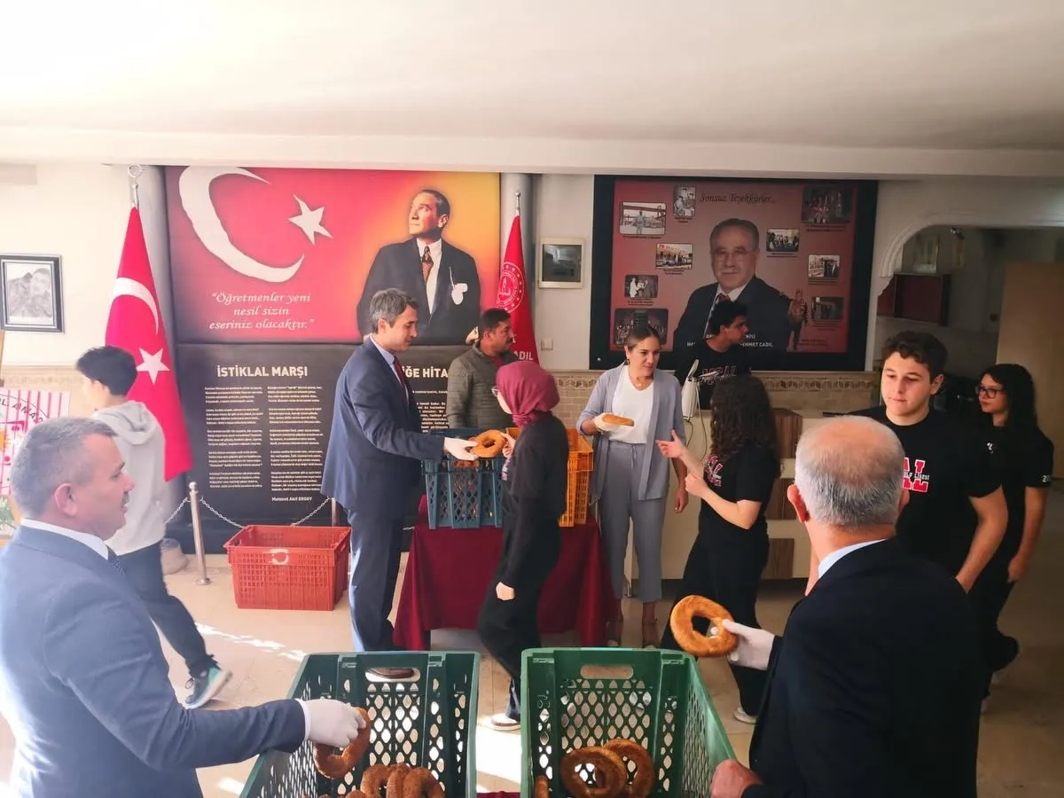 Bucak Kaymakamı can Kazım Kuruca, Mehmet Cadıl Anadolu Lisesini ziyaret ederek, simit ikramı programına katıldı