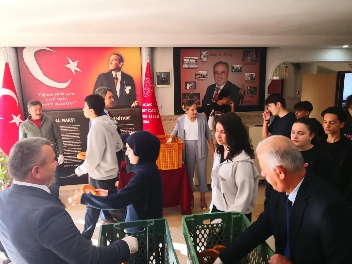 Bucak Kaymakamı can Kazım Kuruca, Mehmet Cadıl Anadolu Lisesini ziyaret ederek, simit ikramı programına katıldı
