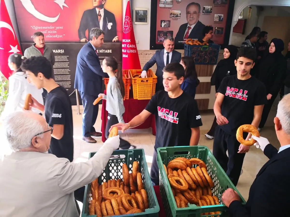 Bucak Kaymakamı can Kazım Kuruca, Mehmet Cadıl Anadolu Lisesini ziyaret ederek, simit ikramı programına katıldı