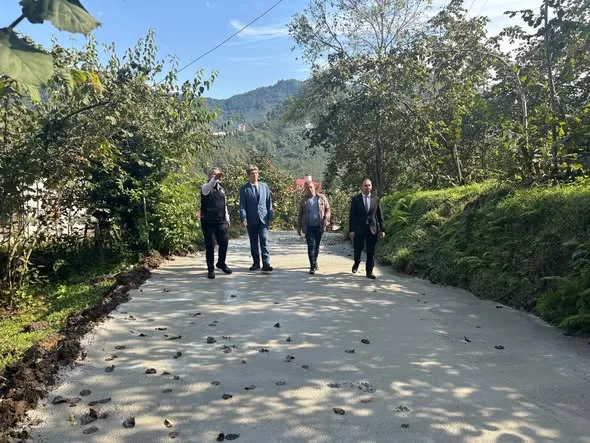 İlçe Kaymakamı Civelek, Gölbaşı Köyü’nde yapılan beton yol çalışmalarını yerinde inceledi