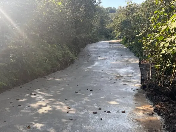 İlçe Kaymakamı Civelek, Gölbaşı Köyü’nde yapılan beton yol çalışmalarını yerinde inceledi