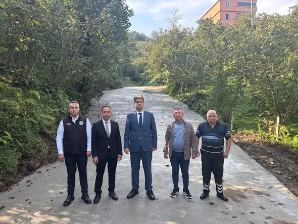 İlçe Kaymakamı Civelek, Gölbaşı Köyü’nde yapılan beton yol çalışmalarını yerinde inceledi