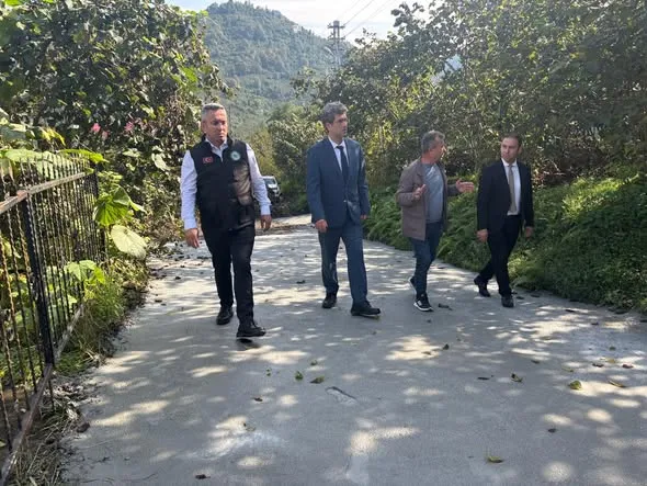 İlçe Kaymakamı Civelek, Gölbaşı Köyü’nde yapılan beton yol çalışmalarını yerinde inceledi
