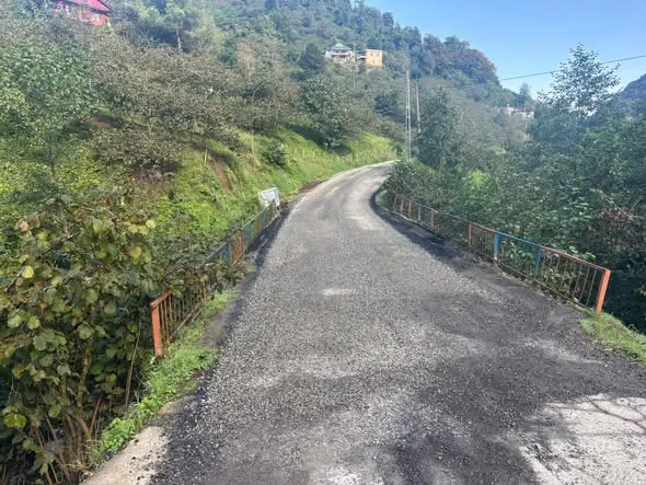 İlçe Kaymakamı Civelek, Karadere-Sağlık ve Maksutlu Köyü’nde asfalt sathi kaplama yol yapım çalışmalarını yerinde inceledi
